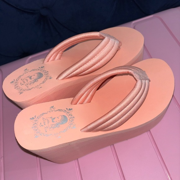 BRAND NEW! Peach Wedge Thong Sandals - Size 9 - Picture 2 of 5